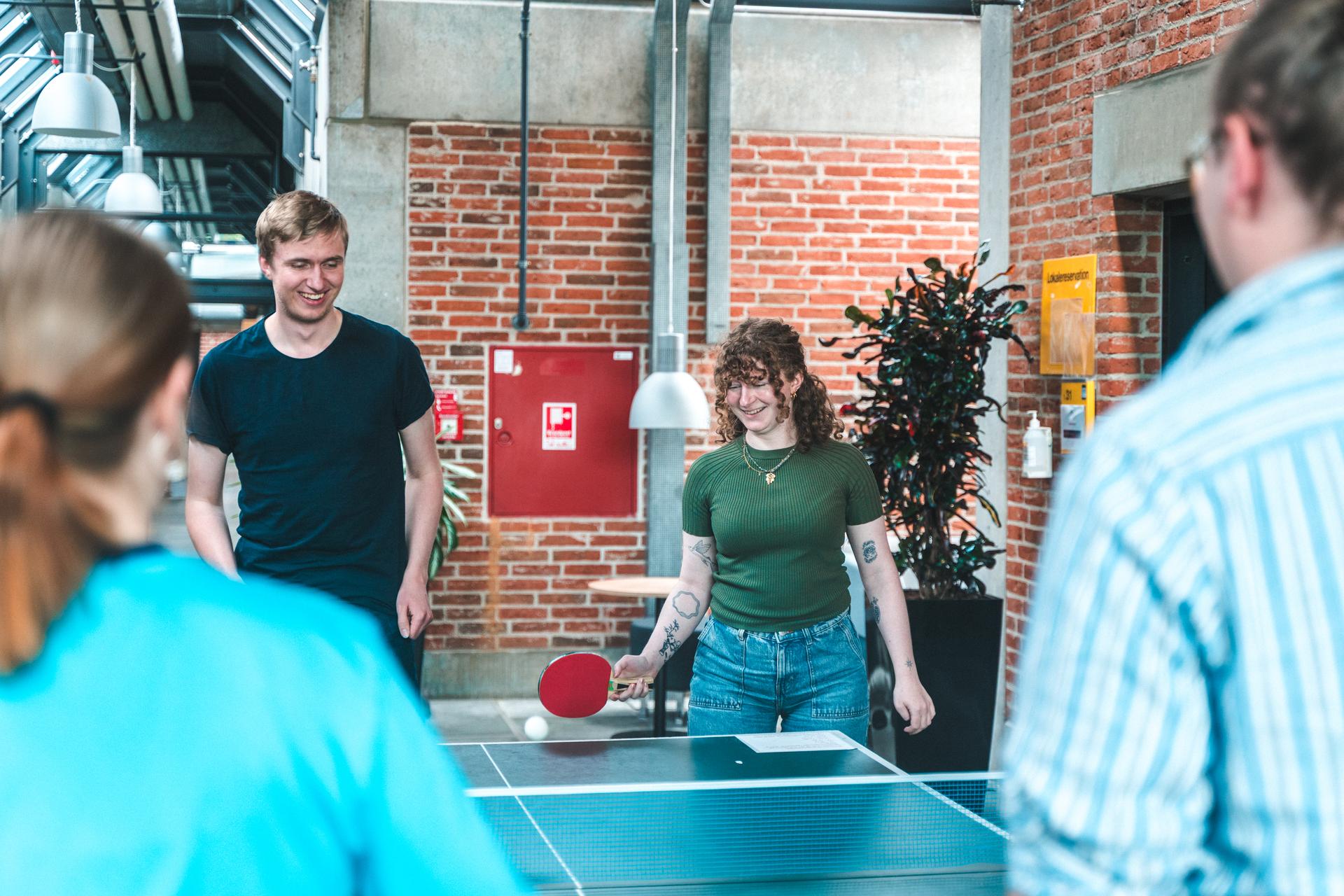 Studerende spiller bordtennis på Institut for Samfund og Politik.