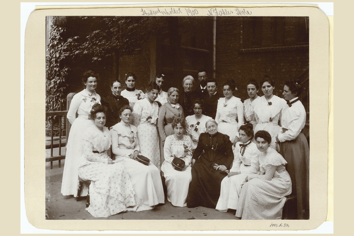 Natalie Zahle og studenter